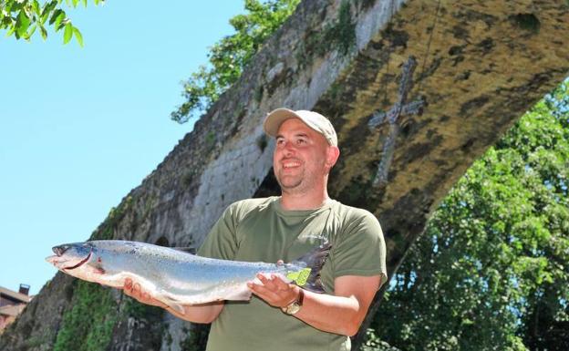 Cangas de Onís corona al rey del Sella