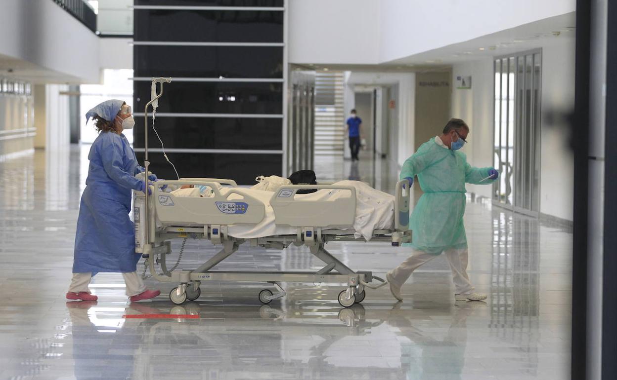 Traslado de un paciente en el HUCA.