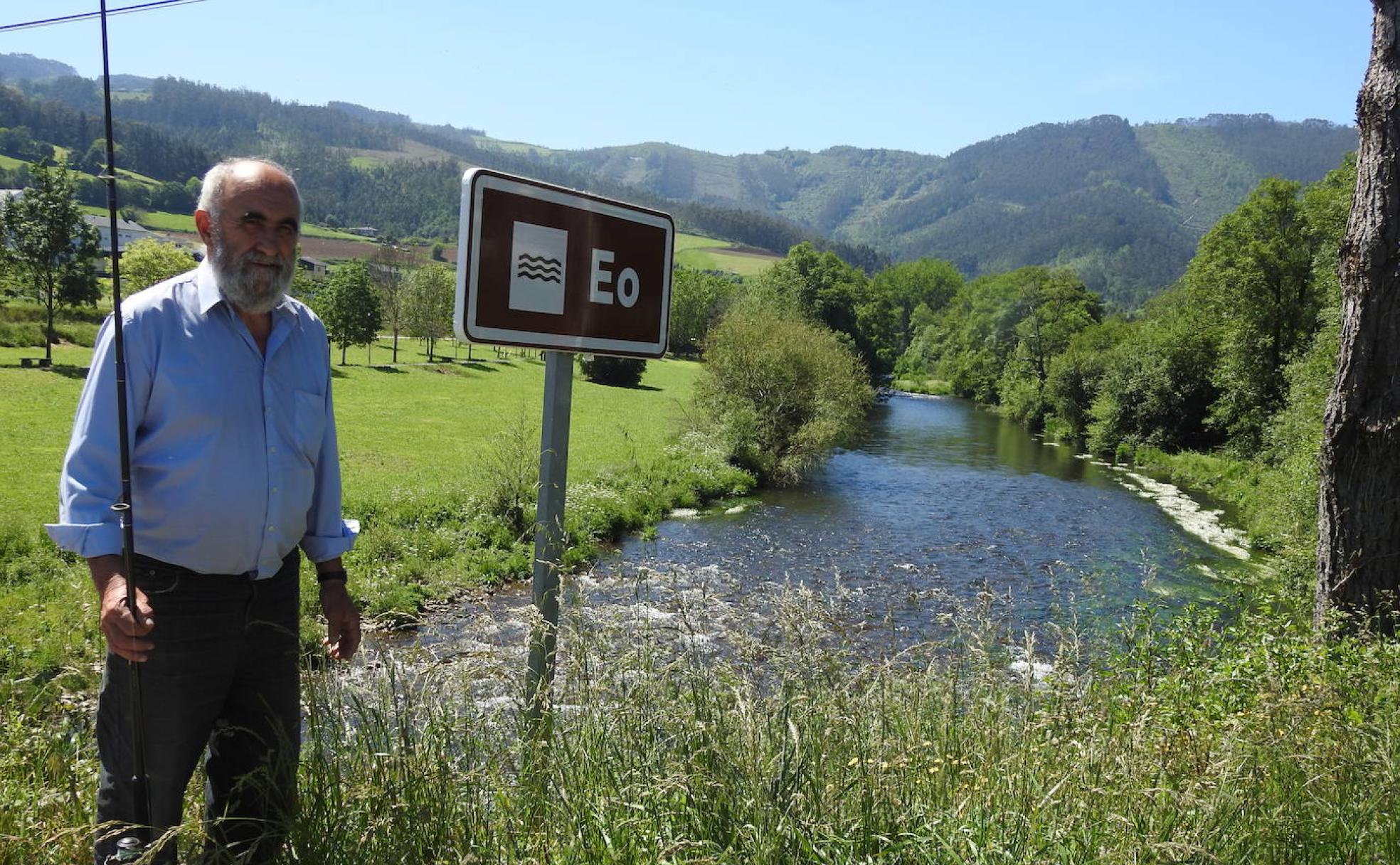 José Pérez, 'Pepe el Barbas', junto al coto La Pena, en el río Eo, probará suerte en Xesteira. 