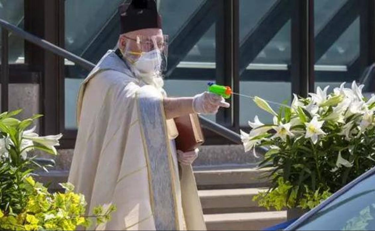 Imagen del reverendo Pelc en plena acción 