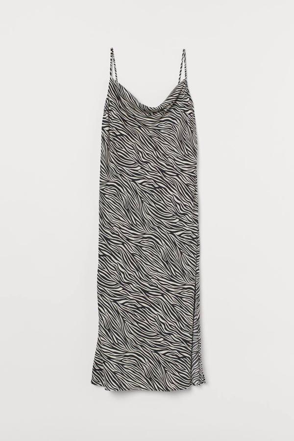 Vestido lencero satinado con estampado de cebra de H&M, 19,99 euros.