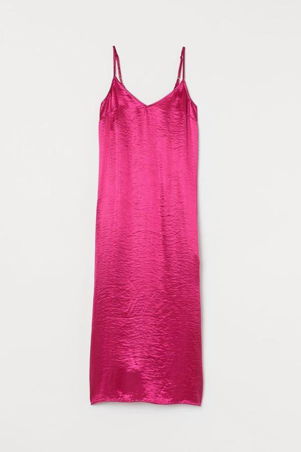 Vestido lecero de satén en color cereza de H&M, 24,99 euros.