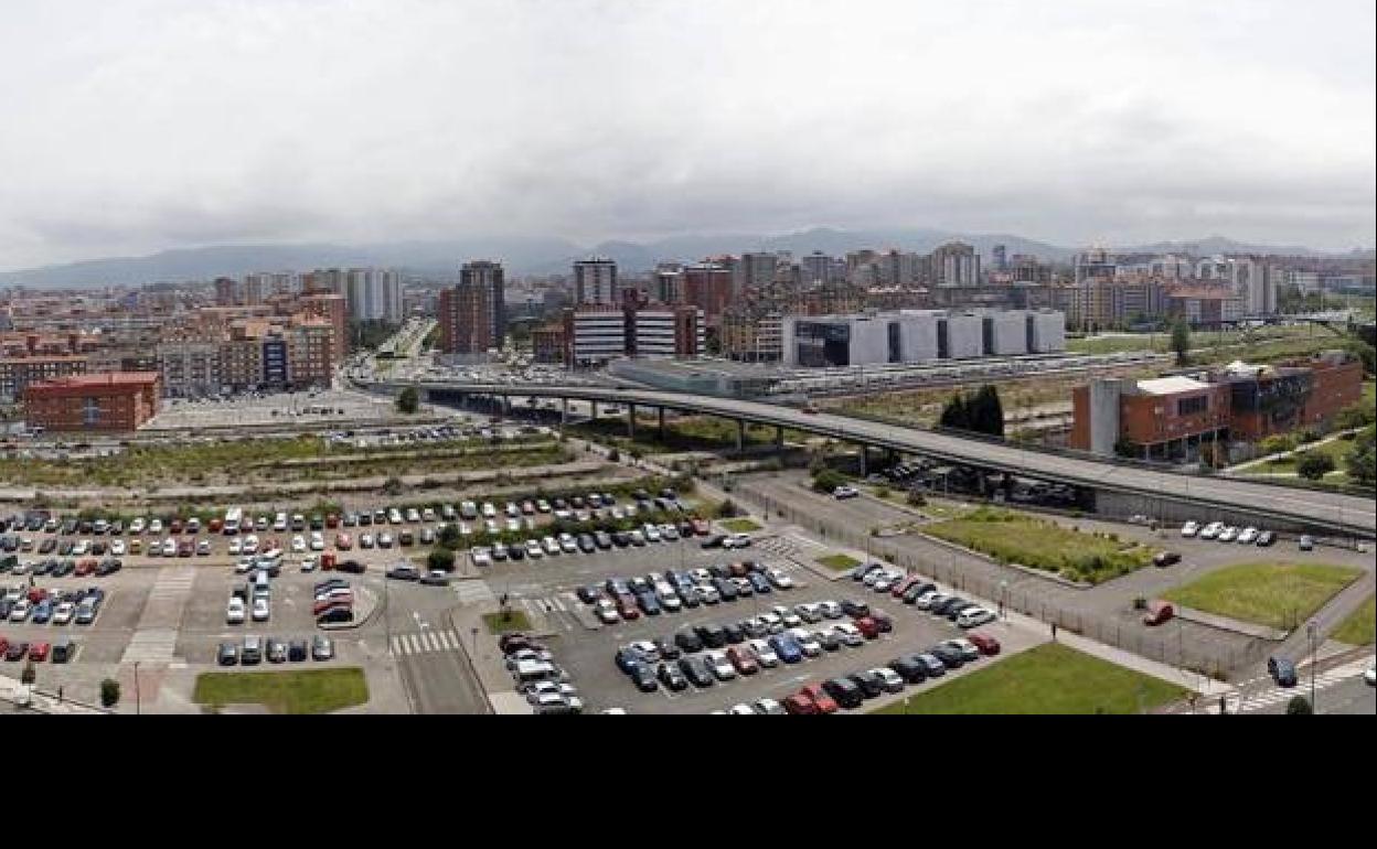 Panorámica de los terrenos del 'solarón' desde la azotea del edificio del Hotel La Polar, con el Museo del Ferrocarril a la izquierda y el parque de Moreda a la derecha