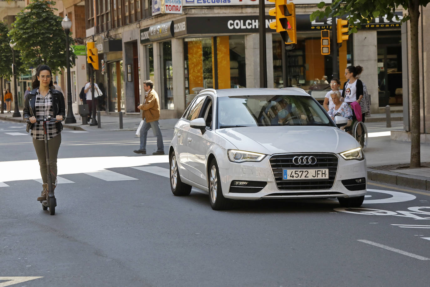 Cada vez son más los ciclistas que hacen uso del 'ciclocarril' de la avenida de la Costa, una de las vías más transitadas por los vehículos en Gijón. La nueva señalización recuerda que la velocidad máxima es de 30 km/h.