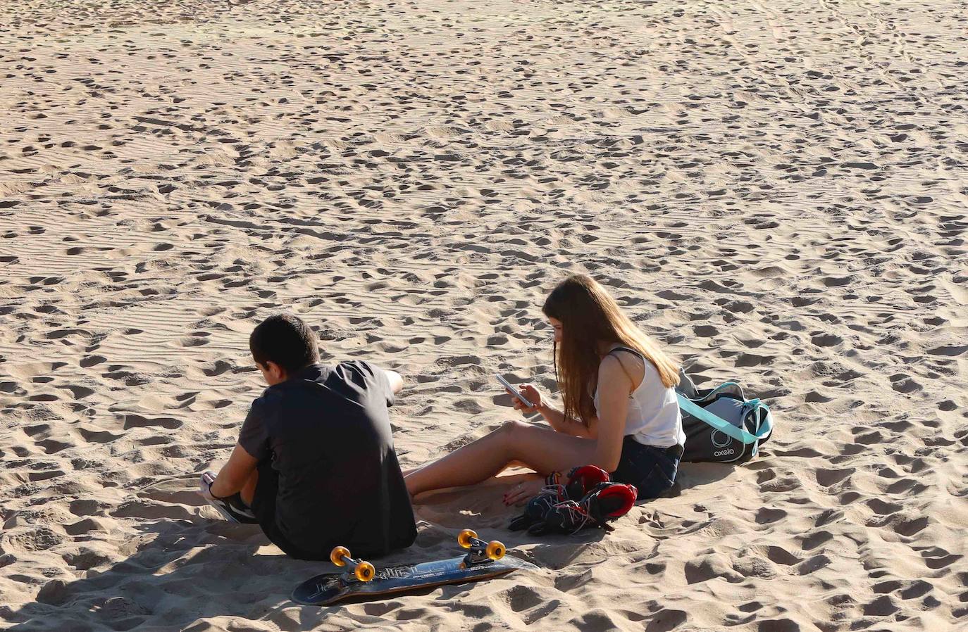 El sol ha llegado a Asturias y ello anima a los asturianos a aprovechar los arenales para pasear y practicar deportes