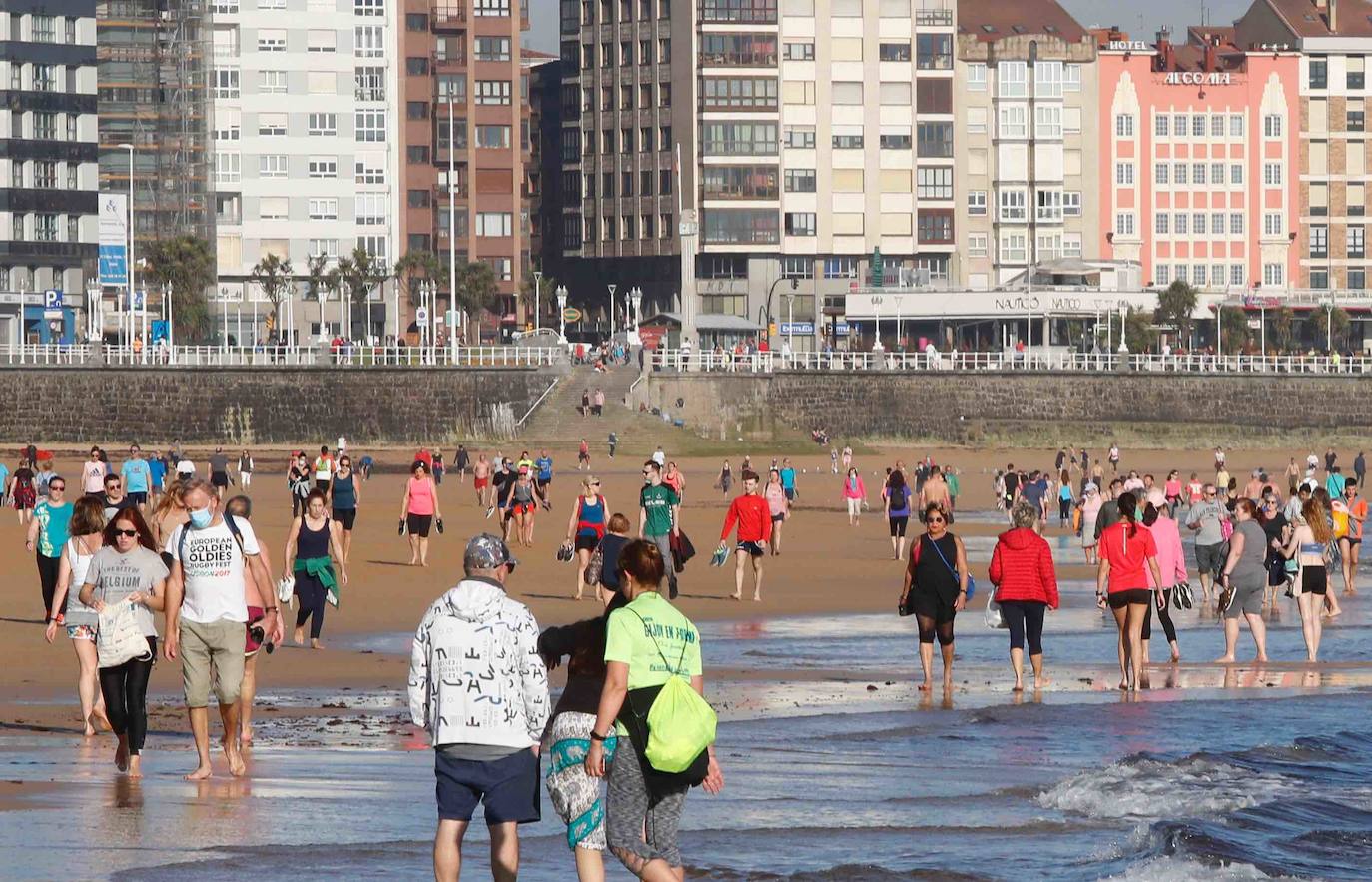 El sol ha llegado a Asturias y ello anima a los asturianos a aprovechar los arenales para pasear y practicar deportes