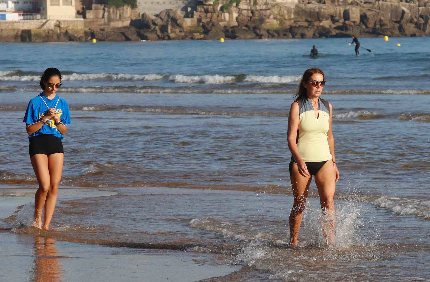 El sol ha llegado a Asturias y ello anima a los asturianos a aprovechar los arenales para pasear y practicar deportes