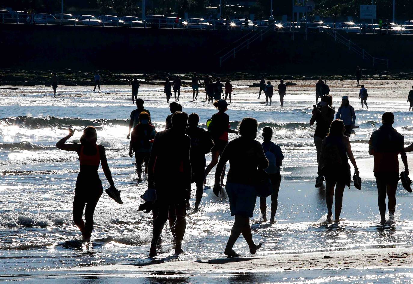 El sol ha llegado a Asturias y ello anima a los asturianos a aprovechar los arenales para pasear y practicar deportes
