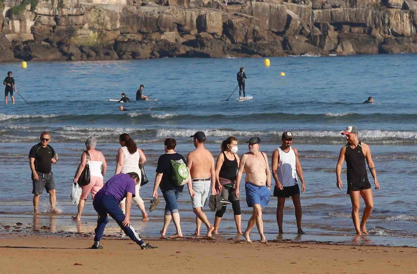 El sol ha llegado a Asturias y ello anima a los asturianos a aprovechar los arenales para pasear y practicar deportes