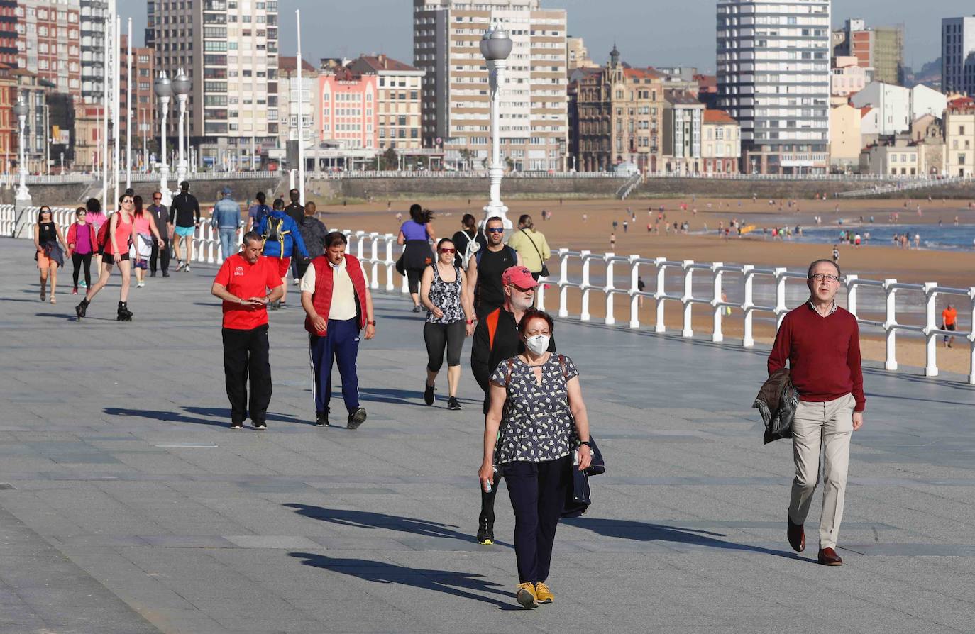 El sol ha llegado a Asturias y ello anima a los asturianos a aprovechar los arenales para pasear y practicar deportes