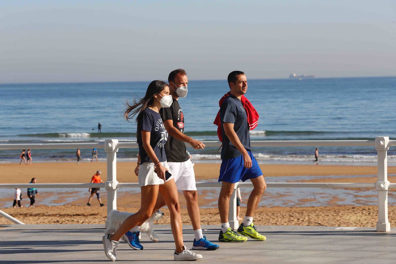 El sol ha llegado a Asturias y ello anima a los asturianos a aprovechar los arenales para pasear y practicar deportes