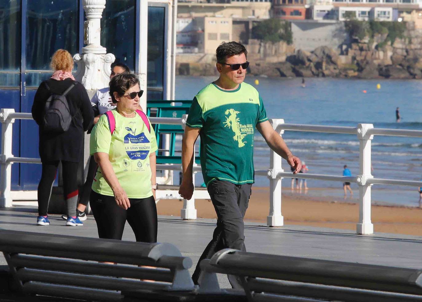 El sol ha llegado a Asturias y ello anima a los asturianos a aprovechar los arenales para pasear y practicar deportes