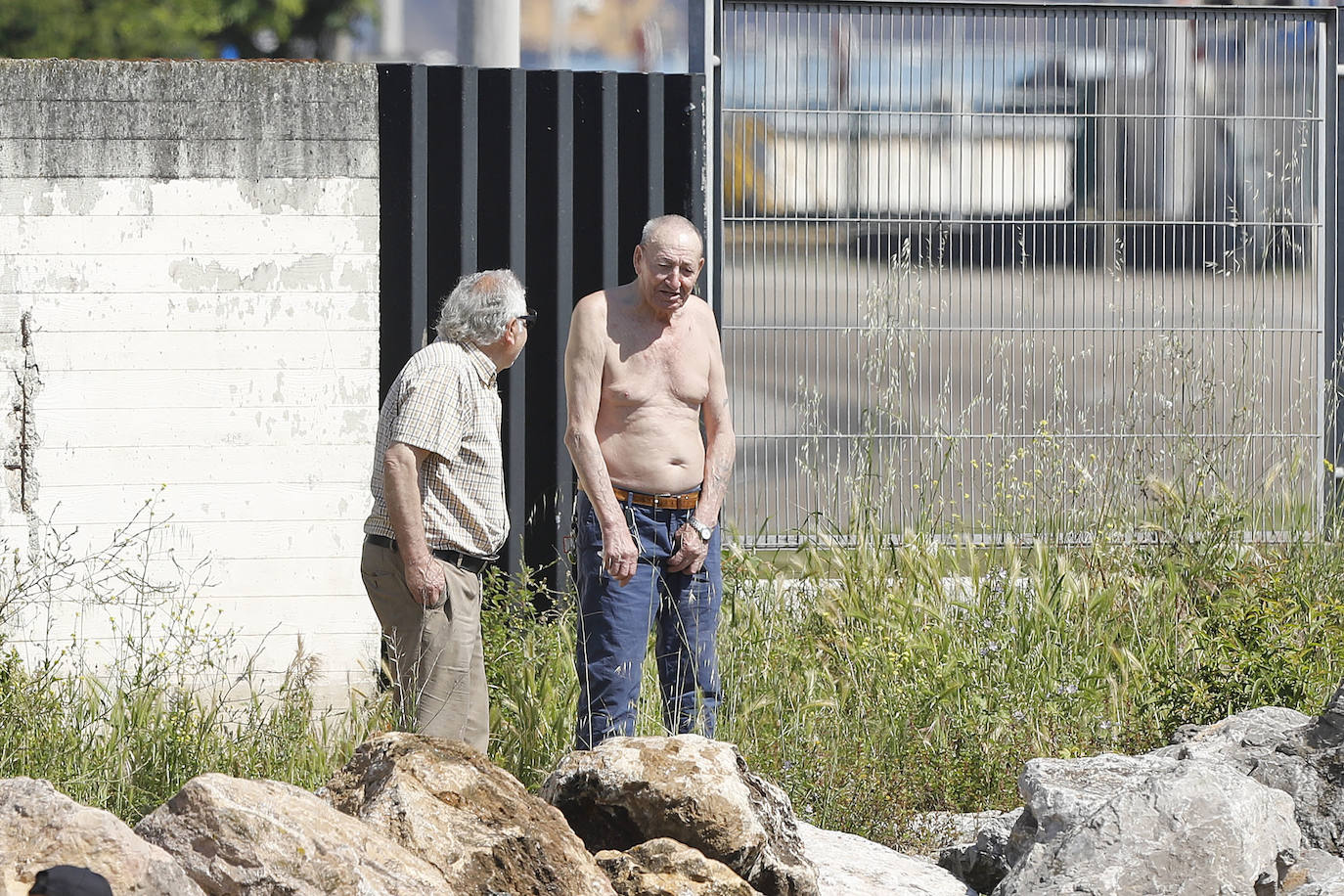 El sol ha llegado a Asturias y ello anima a los asturianos a aprovechar los arenales para pasear y practicar deportes