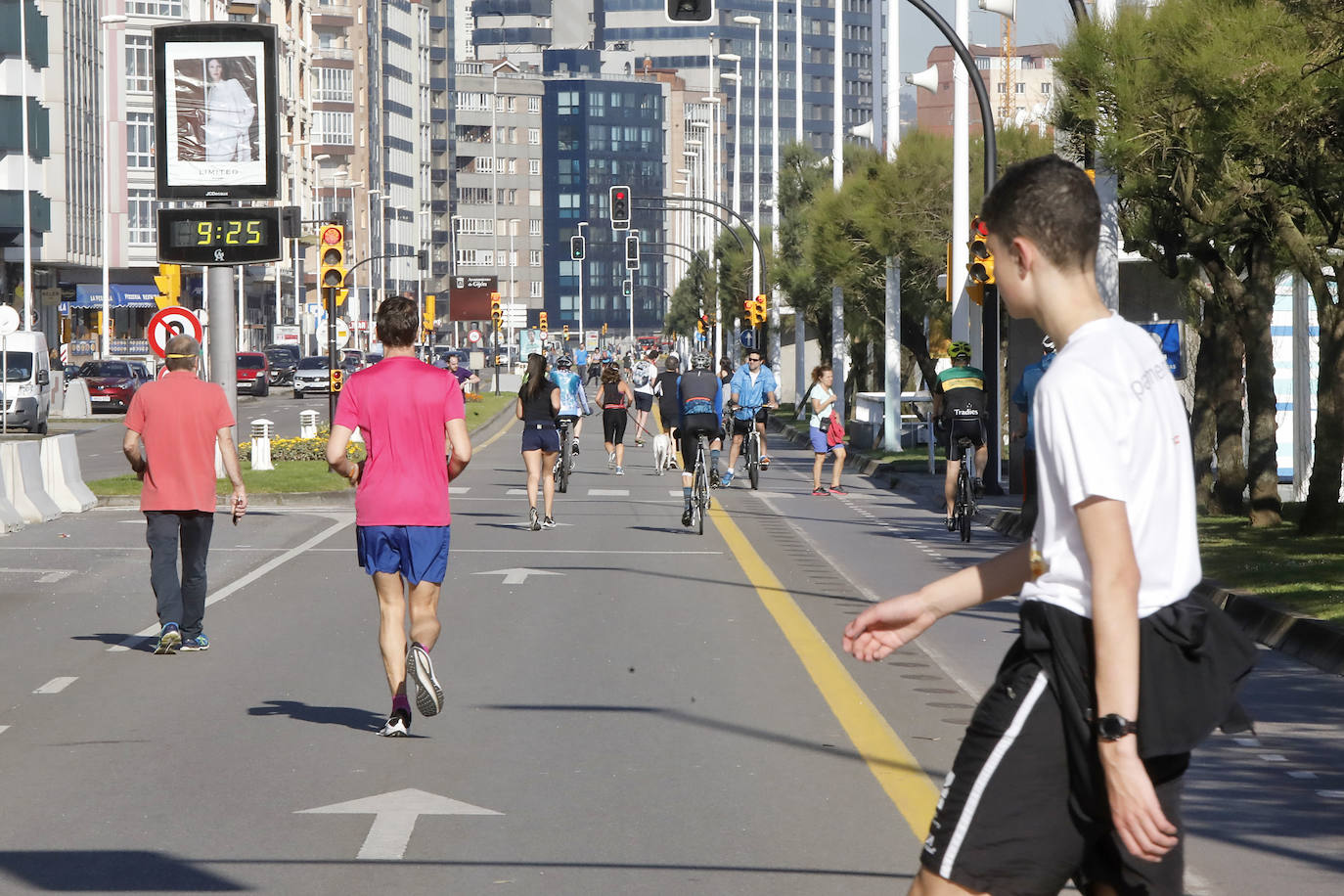 El sol ha llegado a Asturias y ello anima a los asturianos a aprovechar los arenales para pasear y practicar deportes