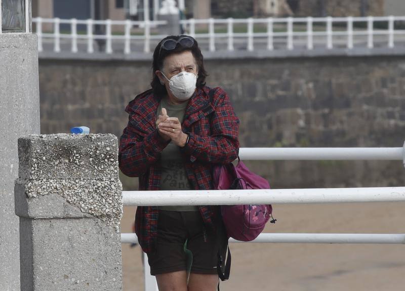 El Gobierno obliga desde el jueves, 21 de mayo, a llevar mascarillas en espacios públicos cerrados y en lugares públicos al aire libre en los que no se pueda garantizar una distancia social de dos metros. No obstante, muchos asturianos llevan semanas utilizando esta protección frente al coronavirus. 