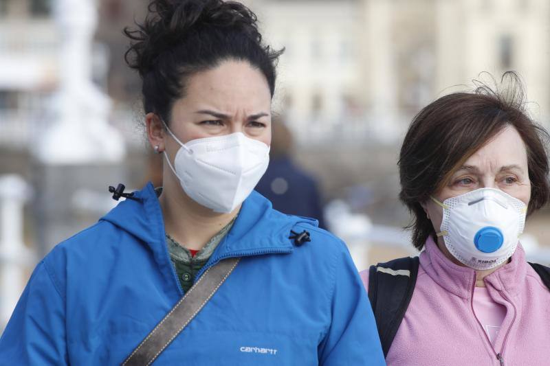 El Gobierno obliga desde el jueves, 21 de mayo, a llevar mascarillas en espacios públicos cerrados y en lugares públicos al aire libre en los que no se pueda garantizar una distancia social de dos metros. No obstante, muchos asturianos llevan semanas utilizando esta protección frente al coronavirus. 