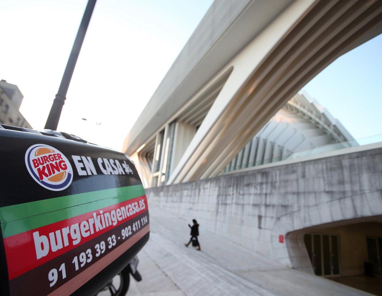 Una moto de reparto de Burger King, en las inmediaciones del centro comercial de Buenavista. 