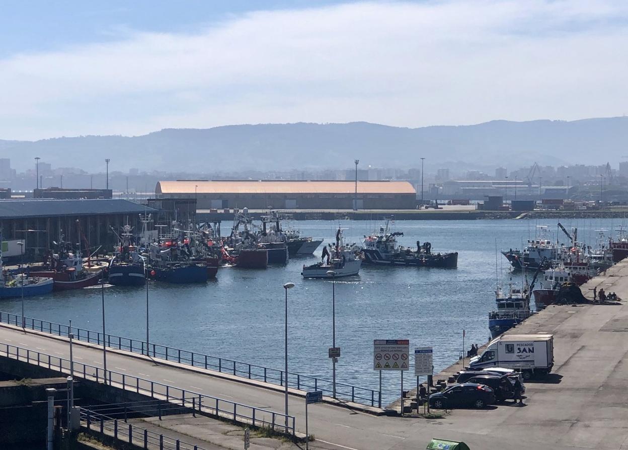 Muelles del Rendiello, ayer, poblados de pesqueros con bocarte. 