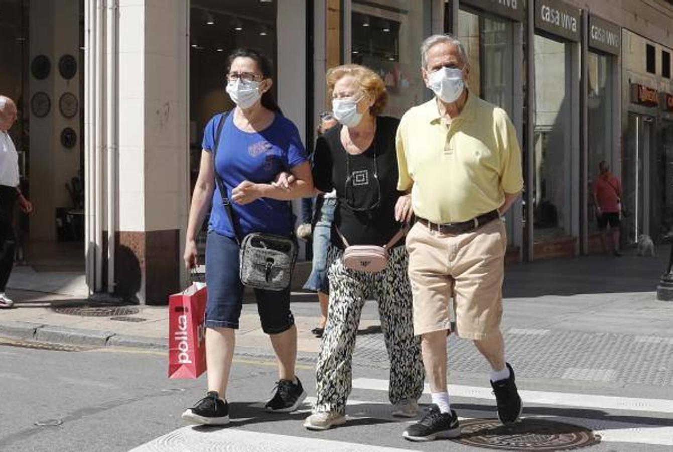 El Gobierno obliga desde el jueves, 21 de mayo, a llevar mascarillas en espacios públicos cerrados y en lugares públicos al aire libre en los que no se pueda garantizar una distancia social de dos metros. No obstante, muchos asturianos llevan semanas utilizando esta protección frente al coronavirus. 