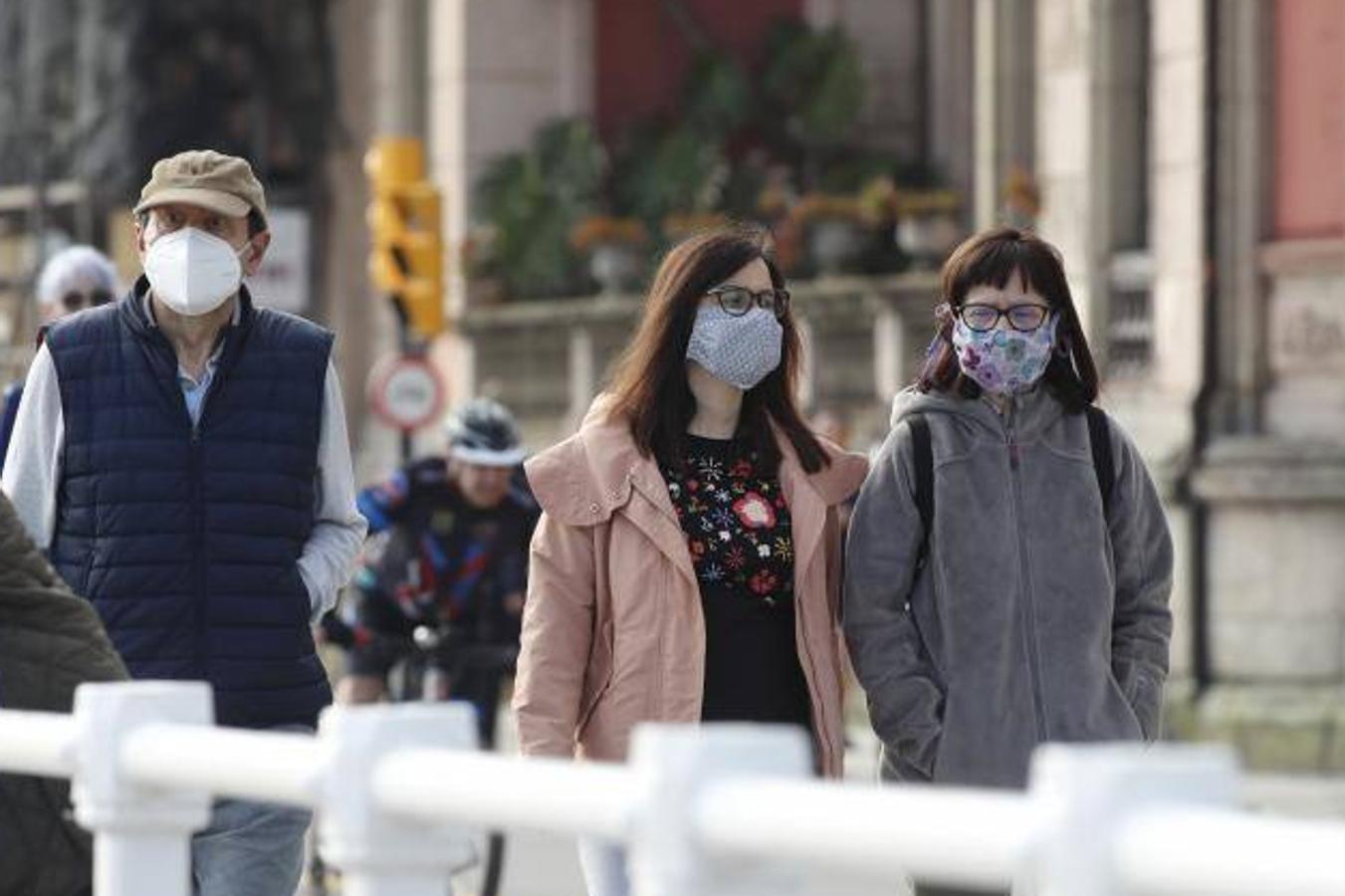 El Gobierno obliga desde el jueves, 21 de mayo, a llevar mascarillas en espacios públicos cerrados y en lugares públicos al aire libre en los que no se pueda garantizar una distancia social de dos metros. No obstante, muchos asturianos llevan semanas utilizando esta protección frente al coronavirus. 