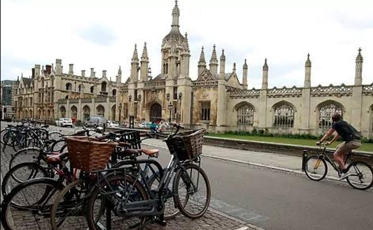 Bicicletas delante de uno de los edificios de Cambridg