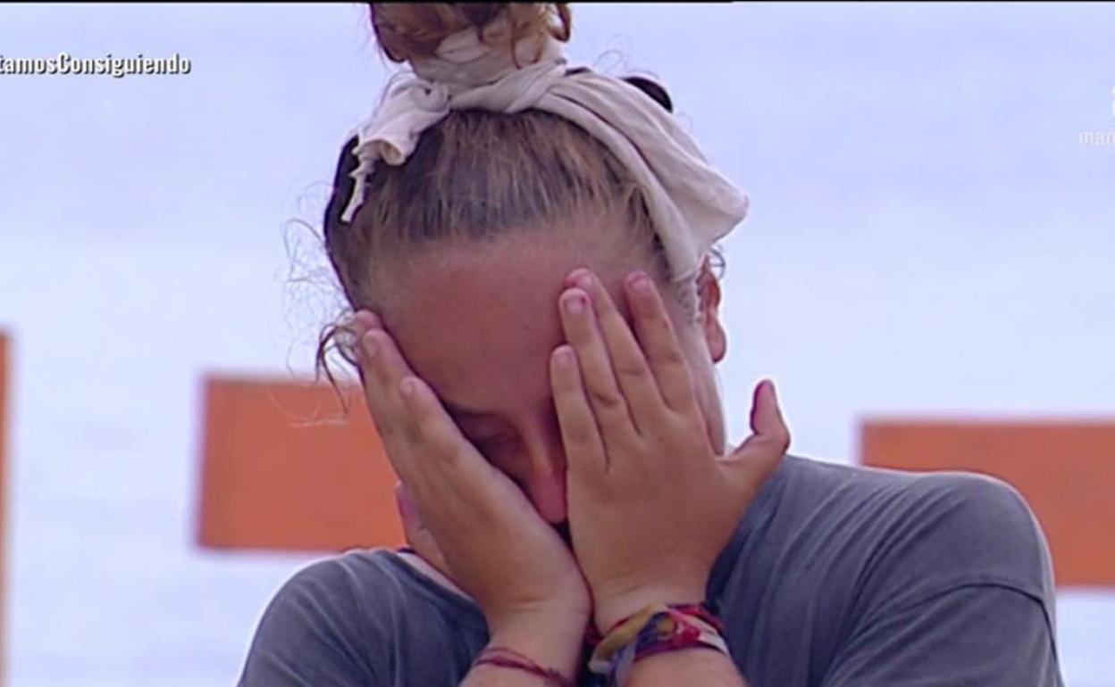 Rocío no puede contener las lágrimas. 