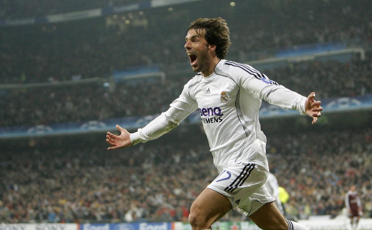 Ruud Van Nistelrooy, celebrando un gol con la camiseta del Real Madrid. 