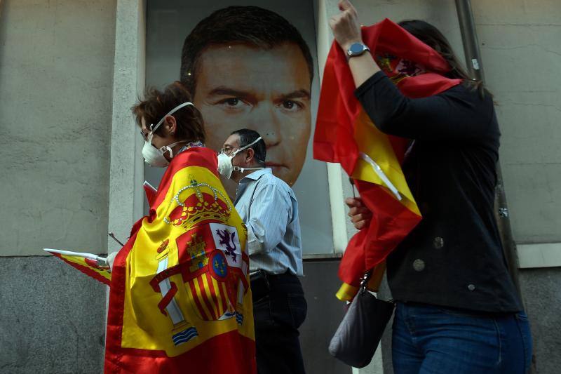 Cada día se concentran en el centro de Madrid convocados por las redes sociales para mostrar su rechazo a las medidas impuestas por el Gobierno para intentar frenar la expansión del coronavirus.