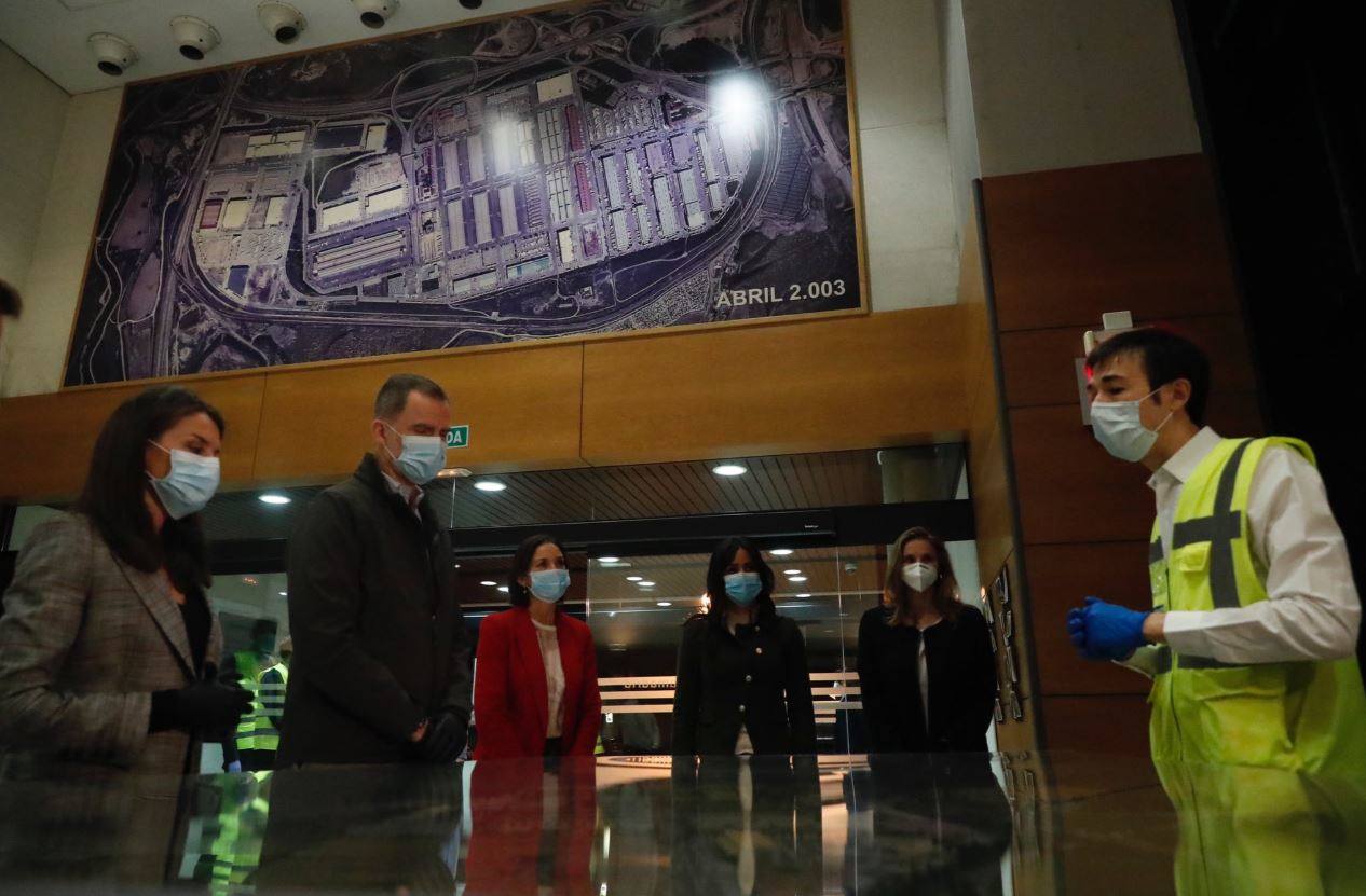 Fotos: Los Reyes visitan de madrugada Mercamadrid para recorrer sus puestos