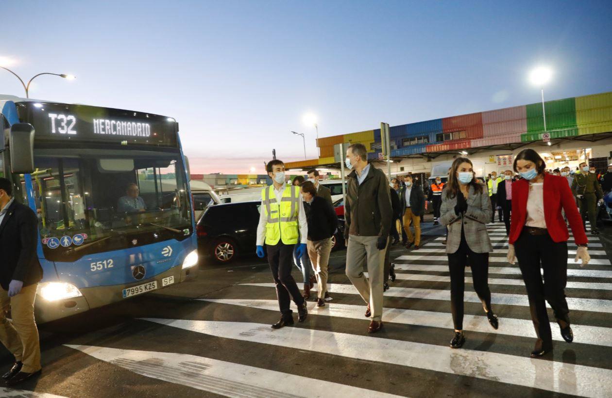 Fotos: Los Reyes visitan de madrugada Mercamadrid para recorrer sus puestos