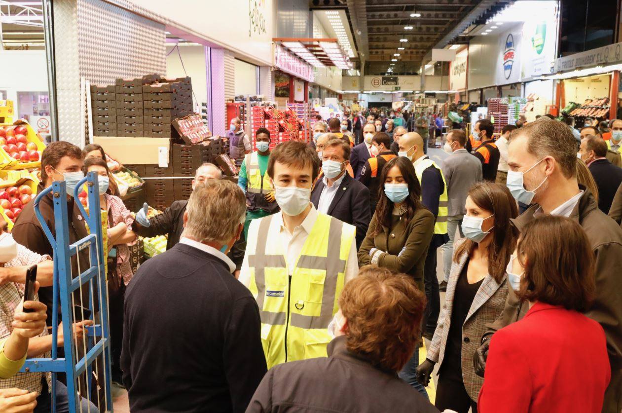 Fotos: Los Reyes visitan de madrugada Mercamadrid para recorrer sus puestos