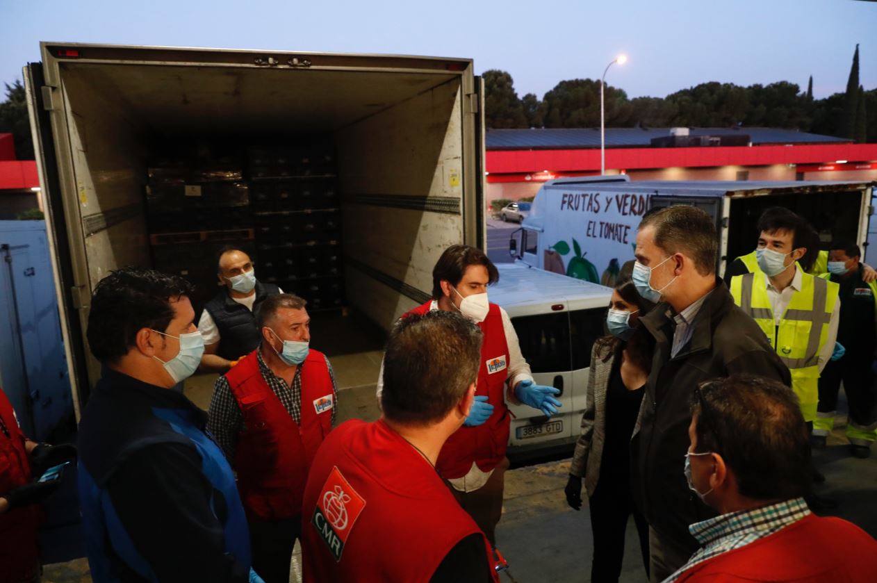 Fotos: Los Reyes visitan de madrugada Mercamadrid para recorrer sus puestos