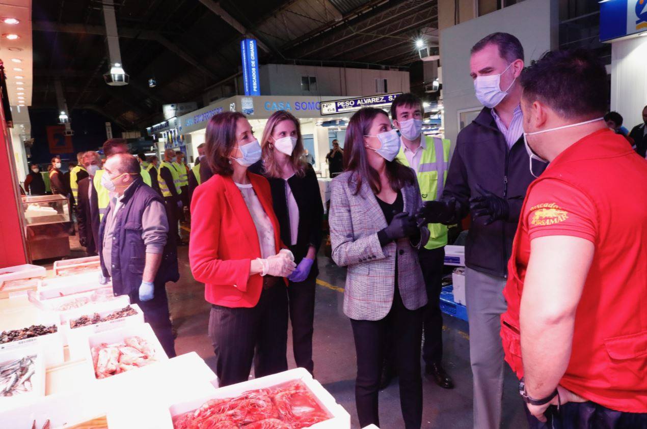 Fotos: Los Reyes visitan de madrugada Mercamadrid para recorrer sus puestos