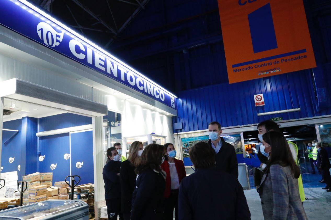 Fotos: Los Reyes visitan de madrugada Mercamadrid para recorrer sus puestos