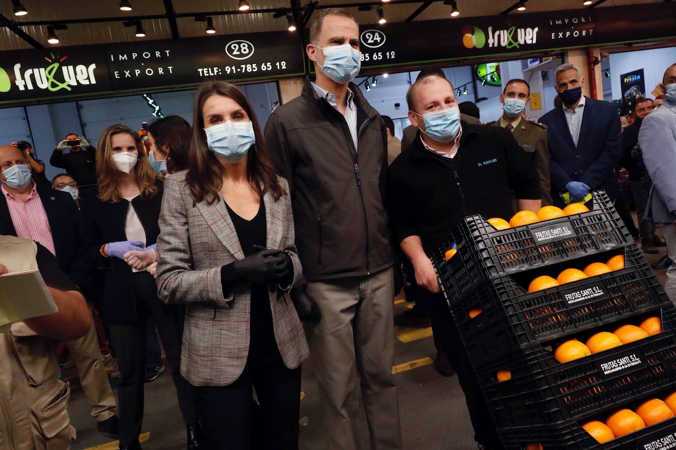Fotos: Los Reyes visitan de madrugada Mercamadrid para recorrer sus puestos