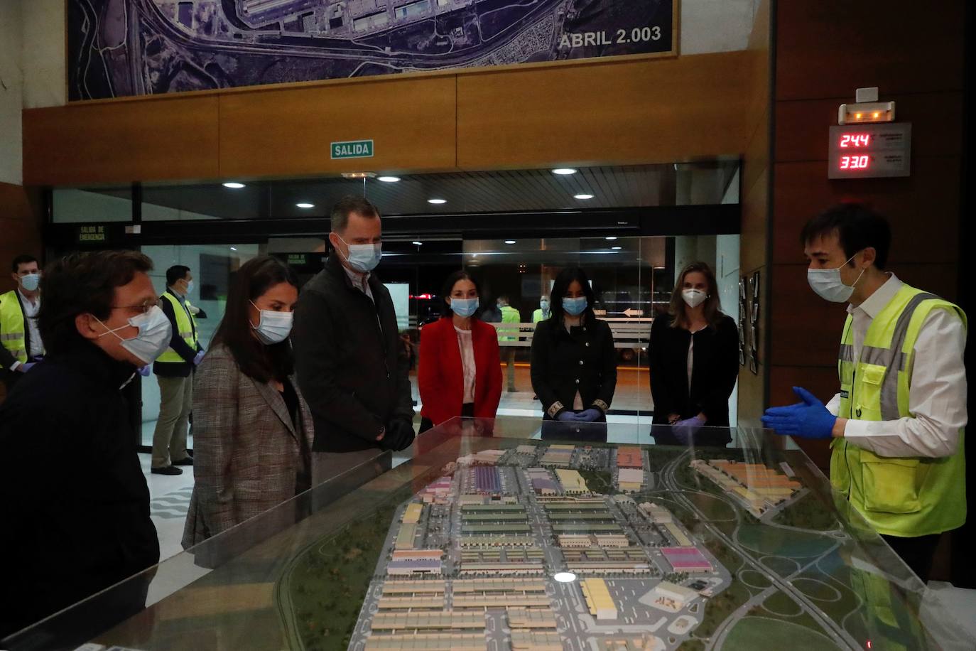 Fotos: Los Reyes visitan de madrugada Mercamadrid para recorrer sus puestos