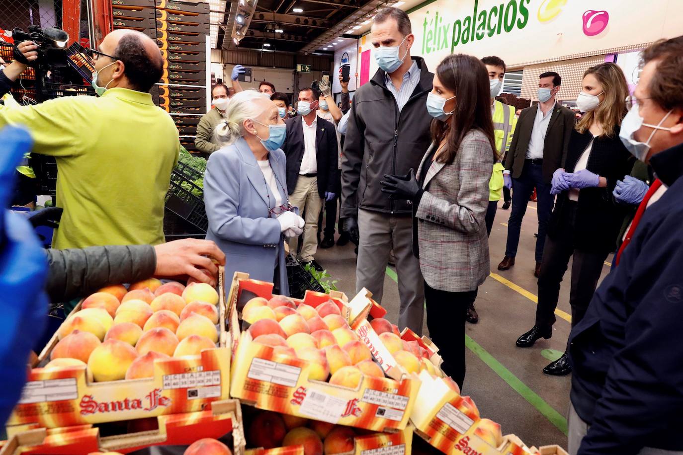 Fotos: Los Reyes visitan de madrugada Mercamadrid para recorrer sus puestos
