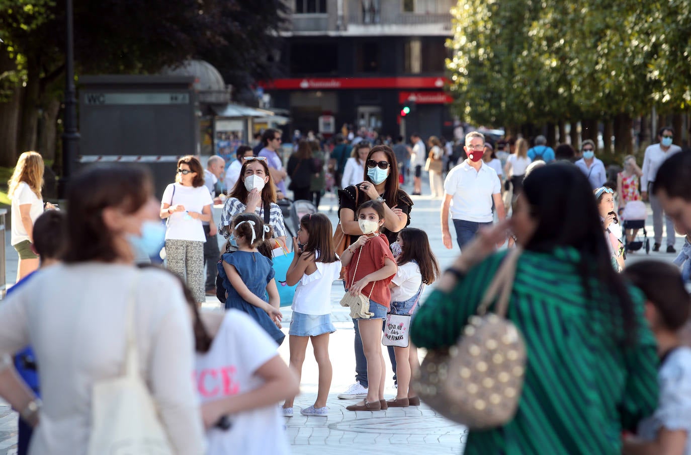 El sol y la buena temperatura que sigue presente en la región empuja a salir a la calle.