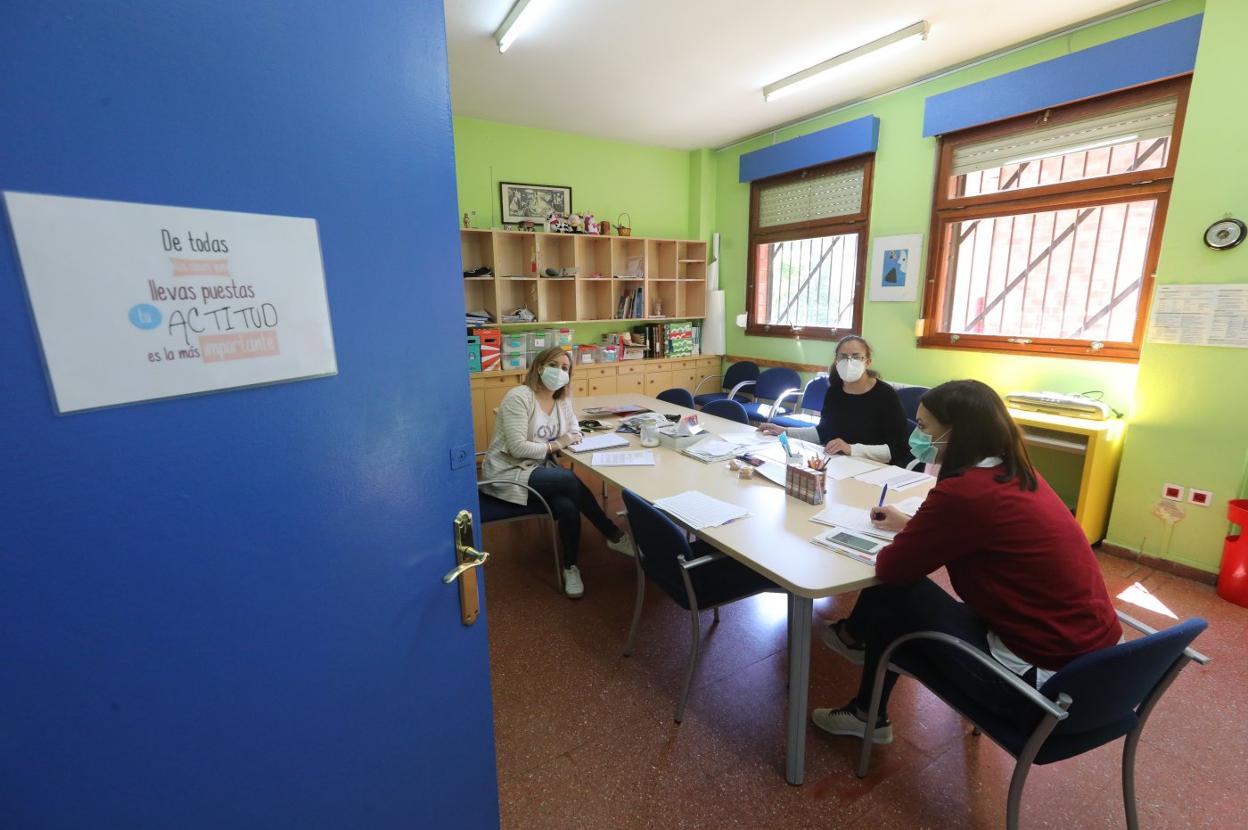 Reunión del equipo directivo del colegio Apolinar Hevia, de Avilés, manteniendo las distancias. 