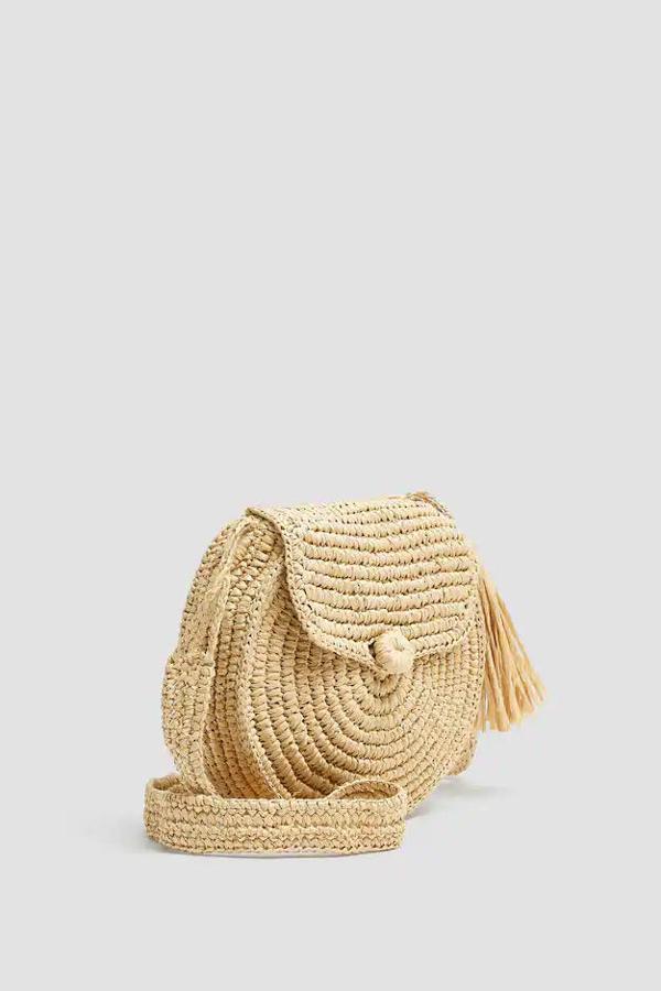 Bandolera natural de Pull & Bear, 17,99 euros.