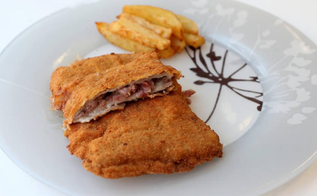 Cachopín relleno de queso cabrales y jamón ibérico