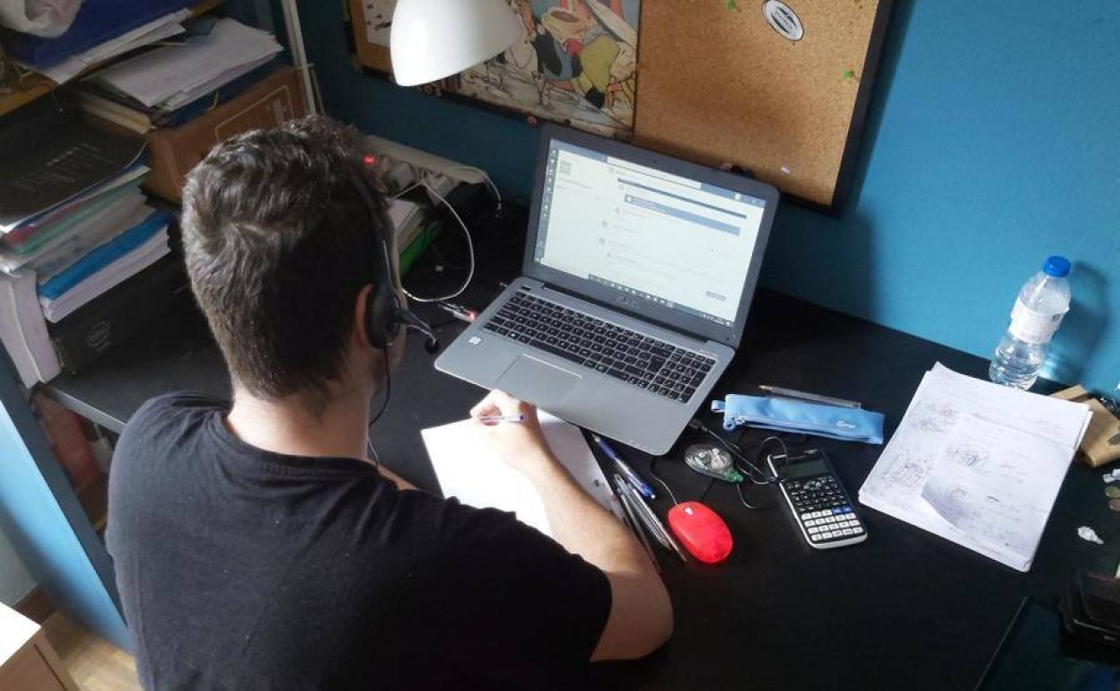 Un estudiante, estudiando en su casa