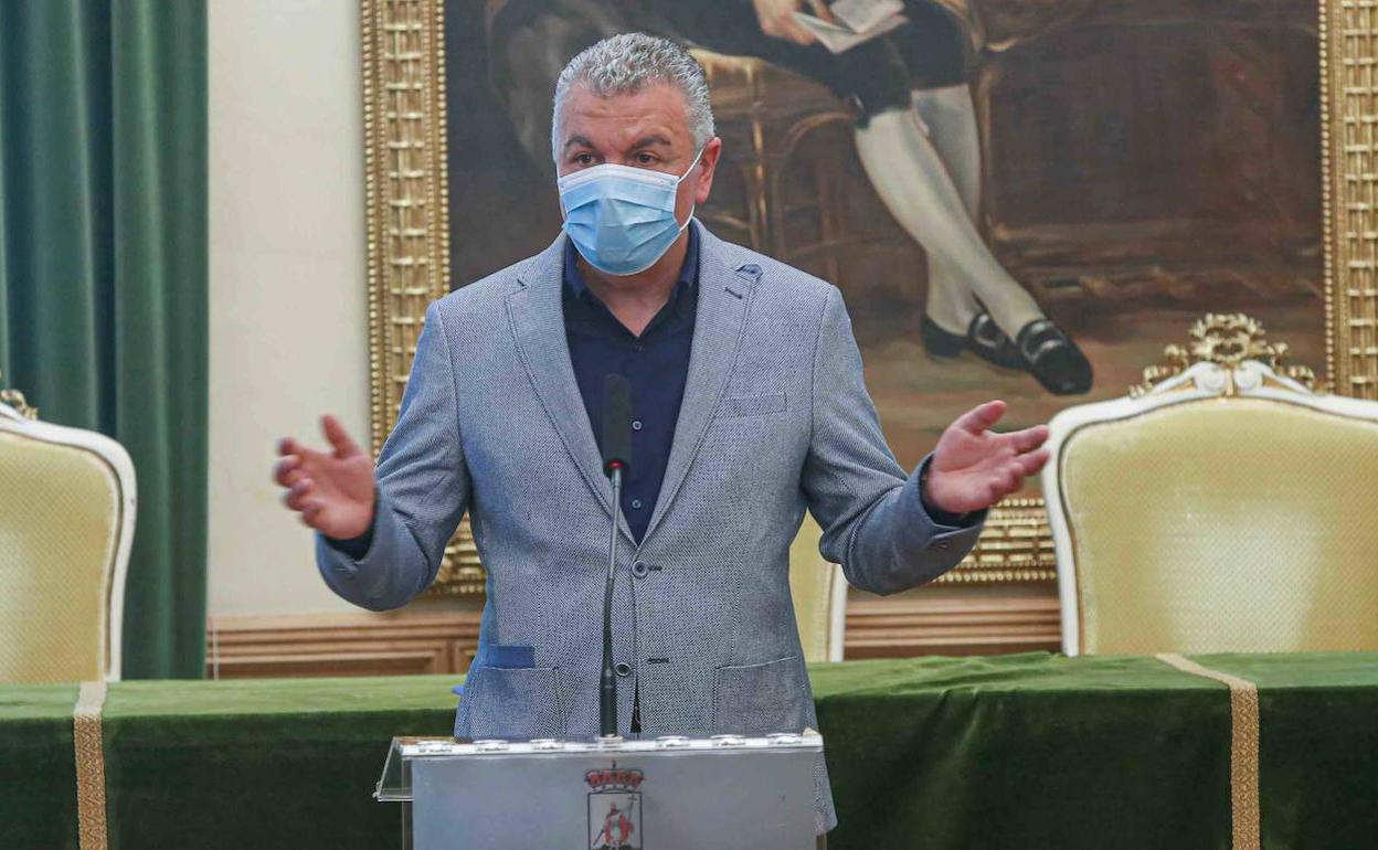 Belarmino Feito, presidente de Fade en la firma del pacto de concertación en Gijón.