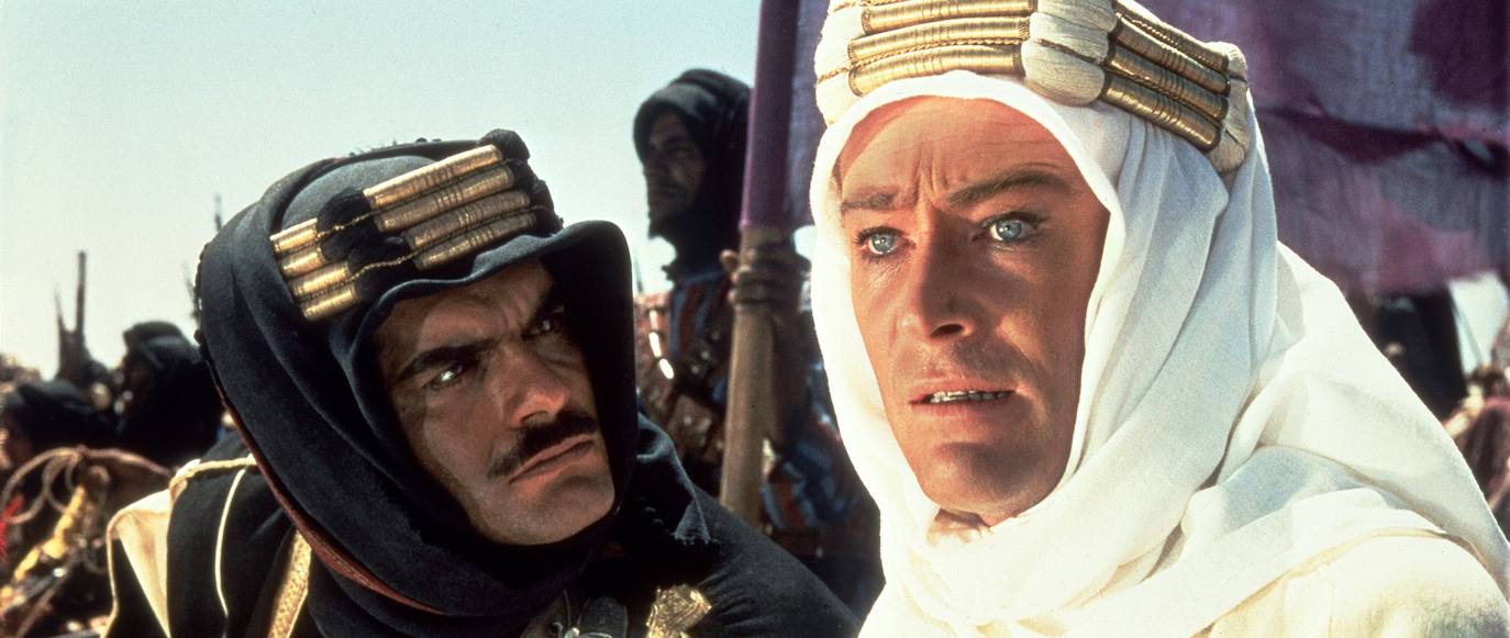 23.- Lawrence de Arabia (1962) | Durante la Primera Guerra Mundial, Thomas Edward Lawrence es un teniente del ejército británico en Egipto, que atraviesa el desierto en busca del príncipe Faysal en compañía de un guía. Llevado por una gran determinación, Lawrence no deja de ponerse a prueba. En su trayecto, el oficial pierde a su guía a manos del príncipe Sherif Alí, por lo que debe proseguir su camino en solitario. El teniente llega hasta el campamento de Faysal, quien pide ayuda a Gran Bretaña en su lucha contra los turcos. Muy popular entre los árabes, cuyo favor se gana por su coraje y su demostrado amor al desierto, Lawrence lidera la unificación de las tribus de guerreros del norte de África contra el Imperio Otomano y conduce su ejército hacia Áqaba. Conquistada la ciudad, Lawrence regresa a El Cairo para informar de su triunfo. Dirección: David Lean. Reparto: Peter O'Toole, Alec Guinness y Omar Sharif.