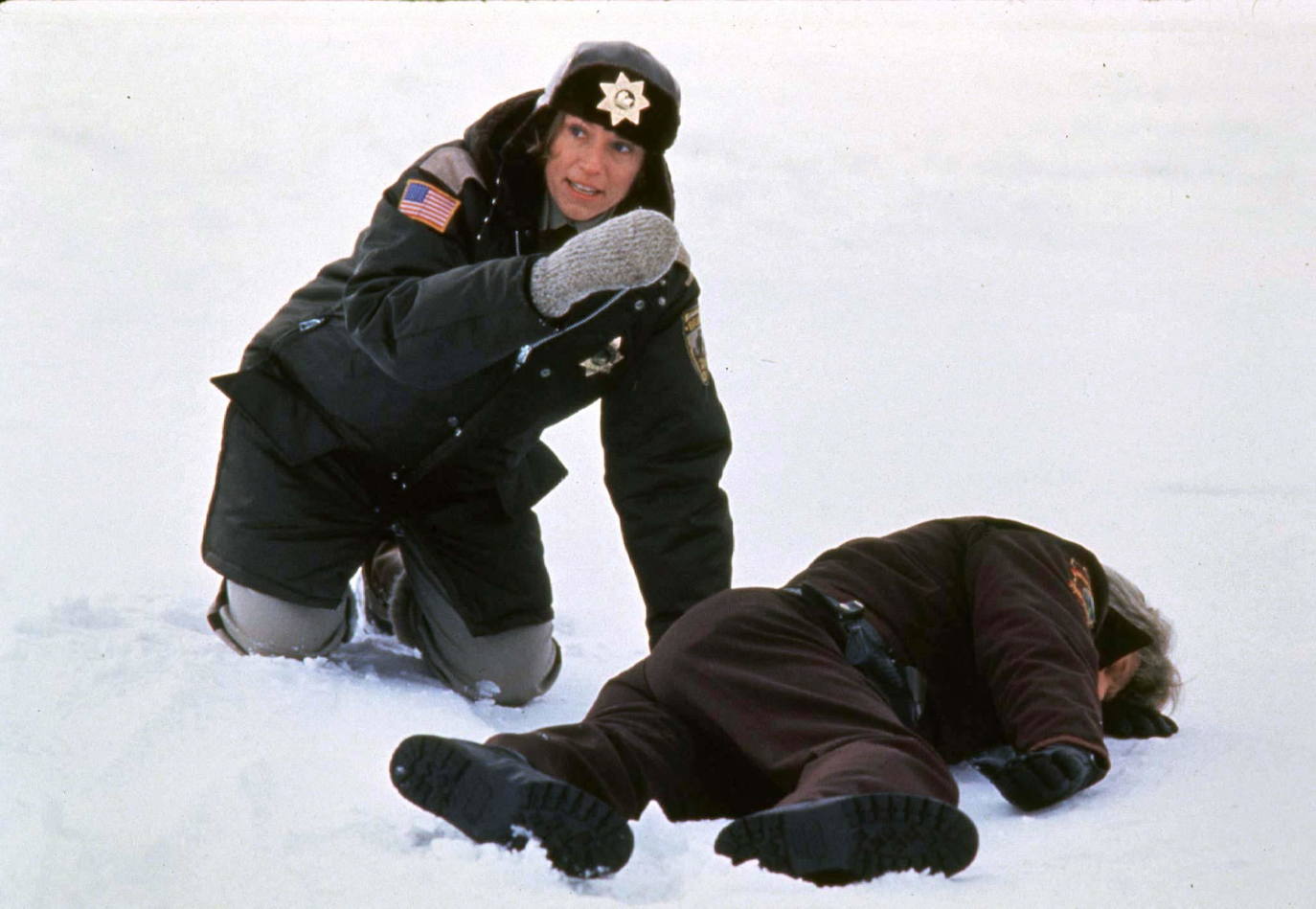 33.- Fargo (1996) | Un hombre apocado y tímido, casado con la hija de un millonario que le impide disfrutar de su fortuna, decide contratar a dos delincuentes para que secuestren a su mujer con el fin de montar un negocio propio con el dinero del rescate. Pero, por una serie de azarosas circunstancias, al secuestro se suman tres brutales asesinatos, lo que obliga a la policía a intervenir. Dirección: Joel Coen. Reparto: Frances McDormand, William H. Macy, Steve Buscemi y Peter Stormare.