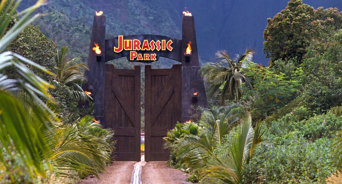 50- Jurassic Park (1993) | El multimillonario John Hammond consigue hacer realidad su sueño de clonar dinosaurios del Jurásico y crear con ellos un parque temático en una isla remota. Antes de abrirlo al público, invita a una pareja de eminentes científicos y a un matemático para que comprueben la viabilidad del proyecto. Pero las medidas de seguridad del parque no prevén el instinto de supervivencia de la madre naturaleza ni la codicia humana. Dirección: Steven Spielberg. Reparto: Sam Neill, Laura Dern, Jeff Goldblum, Richard Attenborough, entre otros.