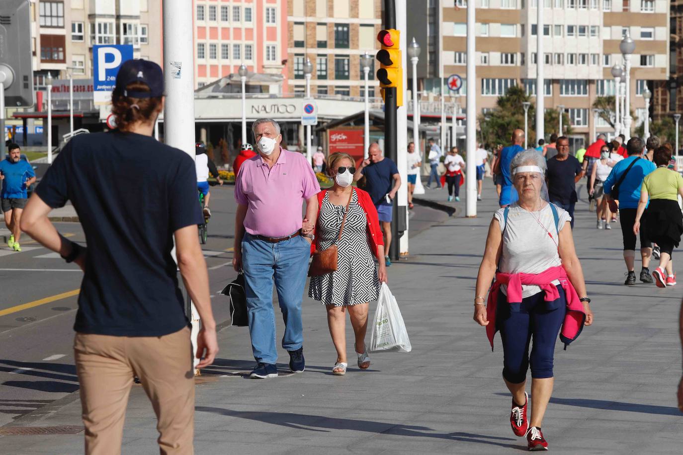 El sol y el buen tiempo han animado a los asturianos a ir a las playas y terrazas, eso sí, ataviados con sus mascarillas —obligatorias desde el jueves en espacios públicos cerrados y lugares abiertos siempre que no se pueda garantizar el distanciamiento de dos metros—. Además, este viernes se ha confirmado que todo el Principado comenzará el lunes la fase 2 de la desescalada del confinamiento por el coronavirus y alguna de las medidas que se adoptará será la reapertura de centros comerciales. 