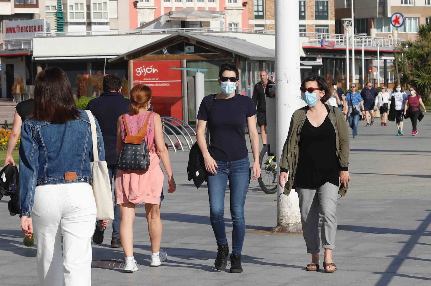 El sol y el buen tiempo han animado a los asturianos a ir a las playas y terrazas, eso sí, ataviados con sus mascarillas —obligatorias desde el jueves en espacios públicos cerrados y lugares abiertos siempre que no se pueda garantizar el distanciamiento de dos metros—. Además, este viernes se ha confirmado que todo el Principado comenzará el lunes la fase 2 de la desescalada del confinamiento por el coronavirus y alguna de las medidas que se adoptará será la reapertura de centros comerciales. 