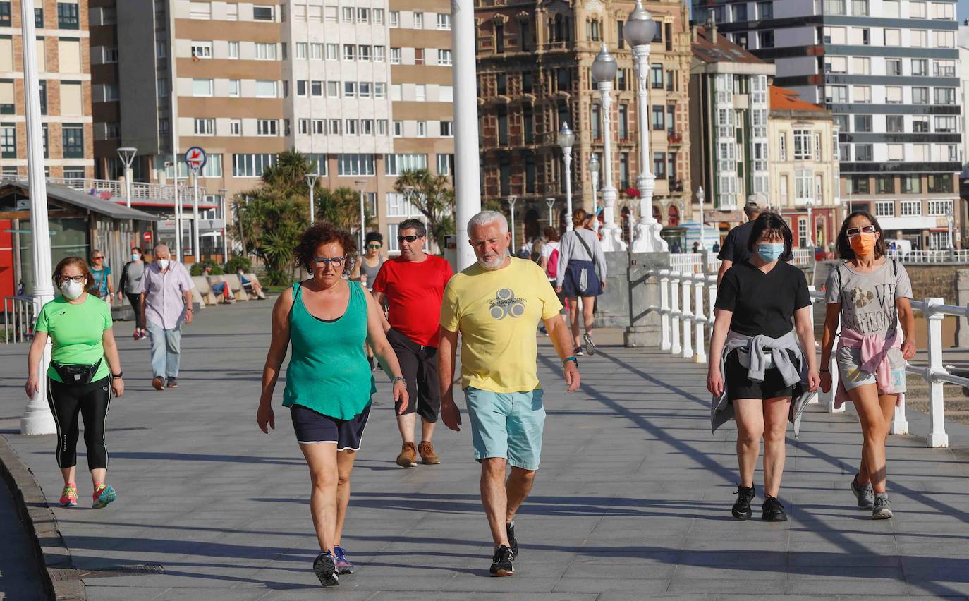 El sol y el buen tiempo han animado a los asturianos a ir a las playas y terrazas, eso sí, ataviados con sus mascarillas —obligatorias desde el jueves en espacios públicos cerrados y lugares abiertos siempre que no se pueda garantizar el distanciamiento de dos metros—. Además, este viernes se ha confirmado que todo el Principado comenzará el lunes la fase 2 de la desescalada del confinamiento por el coronavirus y alguna de las medidas que se adoptará será la reapertura de centros comerciales. 