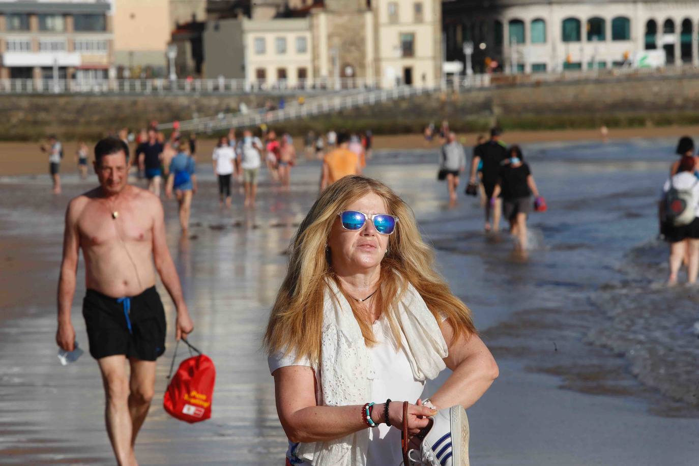 El sol y el buen tiempo han animado a los asturianos a ir a las playas y terrazas, eso sí, ataviados con sus mascarillas —obligatorias desde el jueves en espacios públicos cerrados y lugares abiertos siempre que no se pueda garantizar el distanciamiento de dos metros—. Además, este viernes se ha confirmado que todo el Principado comenzará el lunes la fase 2 de la desescalada del confinamiento por el coronavirus y alguna de las medidas que se adoptará será la reapertura de centros comerciales. 